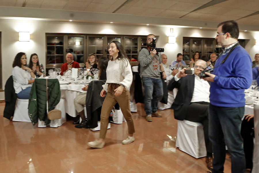 Juan José Cachero, máximo responsable de la Federación Asturiana de Baloncesto, presidió la entrega de galardones a los más destacados representantes de este deporte en Asturias. El técnico del Gijón Basket, Fran Sánchez, fue distinguido como mejor entrenador masculino y Paula Bergel, mejor preparadora femenina. Mientras Carlos Hevia y Cristina Álvarez fueron premiados como los mejores seniors del curso. También se reconoció la trayectoria del árbitro Sergio Eduardo González, entre otros.