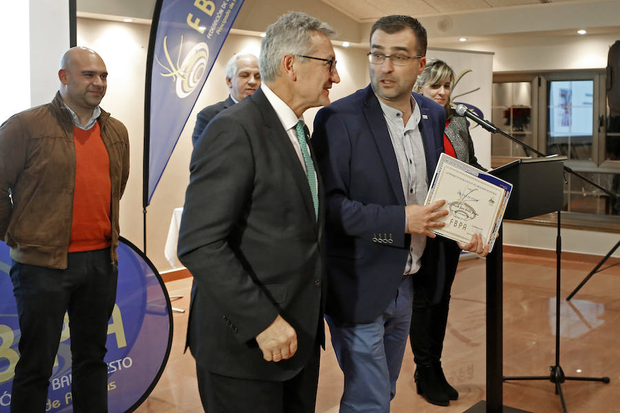 Juan José Cachero, máximo responsable de la Federación Asturiana de Baloncesto, presidió la entrega de galardones a los más destacados representantes de este deporte en Asturias. El técnico del Gijón Basket, Fran Sánchez, fue distinguido como mejor entrenador masculino y Paula Bergel, mejor preparadora femenina. Mientras Carlos Hevia y Cristina Álvarez fueron premiados como los mejores seniors del curso. También se reconoció la trayectoria del árbitro Sergio Eduardo González, entre otros.