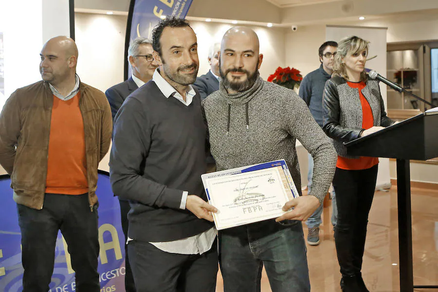 Juan José Cachero, máximo responsable de la Federación Asturiana de Baloncesto, presidió la entrega de galardones a los más destacados representantes de este deporte en Asturias. El técnico del Gijón Basket, Fran Sánchez, fue distinguido como mejor entrenador masculino y Paula Bergel, mejor preparadora femenina. Mientras Carlos Hevia y Cristina Álvarez fueron premiados como los mejores seniors del curso. También se reconoció la trayectoria del árbitro Sergio Eduardo González, entre otros.