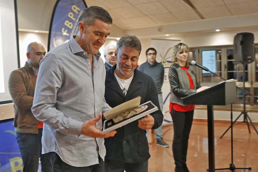 Juan José Cachero, máximo responsable de la Federación Asturiana de Baloncesto, presidió la entrega de galardones a los más destacados representantes de este deporte en Asturias. El técnico del Gijón Basket, Fran Sánchez, fue distinguido como mejor entrenador masculino y Paula Bergel, mejor preparadora femenina. Mientras Carlos Hevia y Cristina Álvarez fueron premiados como los mejores seniors del curso. También se reconoció la trayectoria del árbitro Sergio Eduardo González, entre otros.