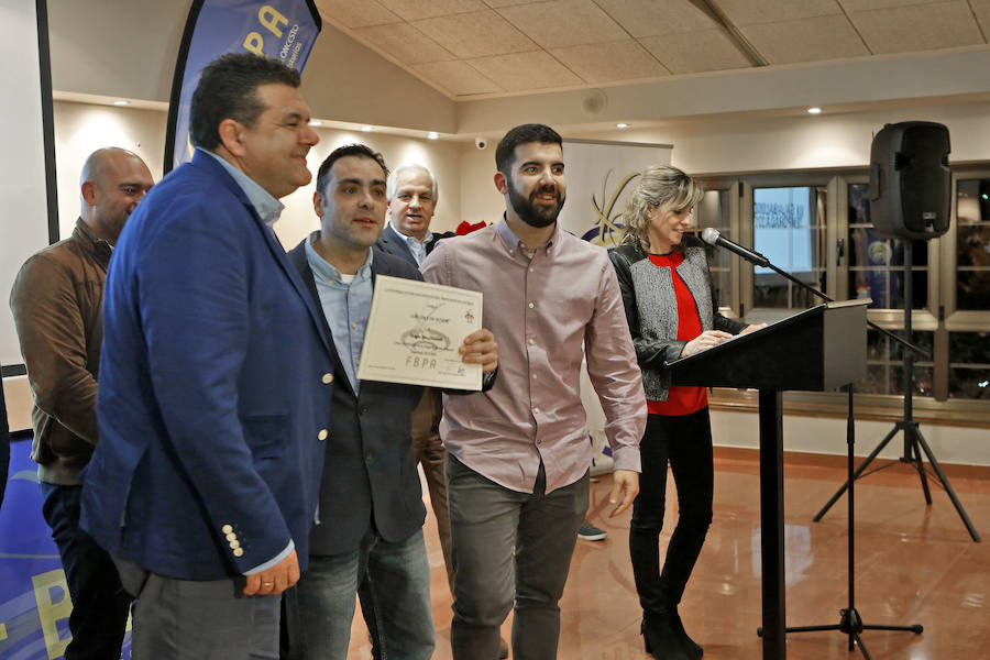 Juan José Cachero, máximo responsable de la Federación Asturiana de Baloncesto, presidió la entrega de galardones a los más destacados representantes de este deporte en Asturias. El técnico del Gijón Basket, Fran Sánchez, fue distinguido como mejor entrenador masculino y Paula Bergel, mejor preparadora femenina. Mientras Carlos Hevia y Cristina Álvarez fueron premiados como los mejores seniors del curso. También se reconoció la trayectoria del árbitro Sergio Eduardo González, entre otros.