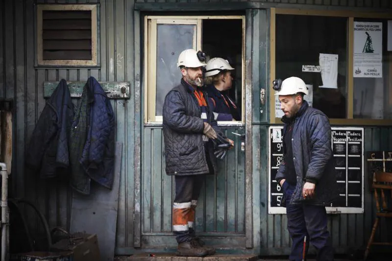 Los más de 400 mineros que trabajan en ambos yacimientos de Laviana y Aller finalizan hoy esta actividad, aunque eso no significa que abandonarán sus puestos. Según las previsiones de Hunosa, se dedicarán a las tareas de mantenimiento y desmontaje de las explotaciones, que se prolongarán durante unos dos años.