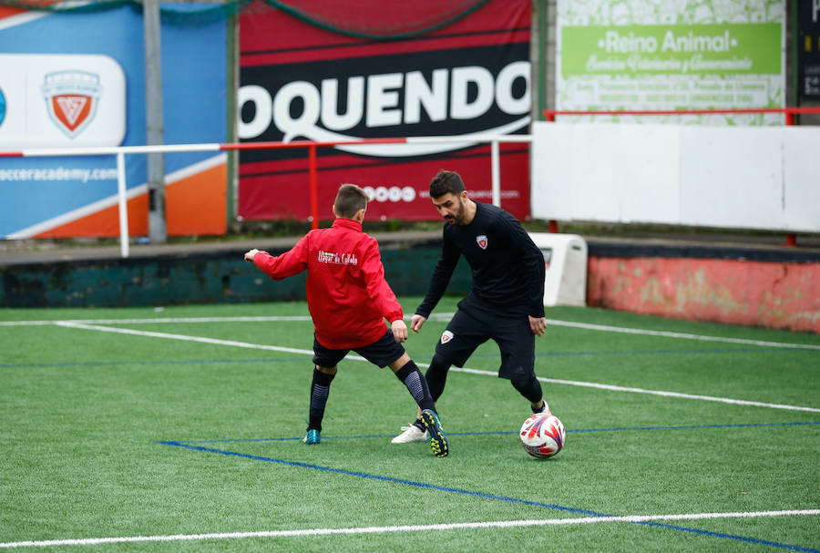 El jugador asturiano David Villa compartió entrenamiento en Llanera con los chavales del campus de invierno DV7 que organiza.