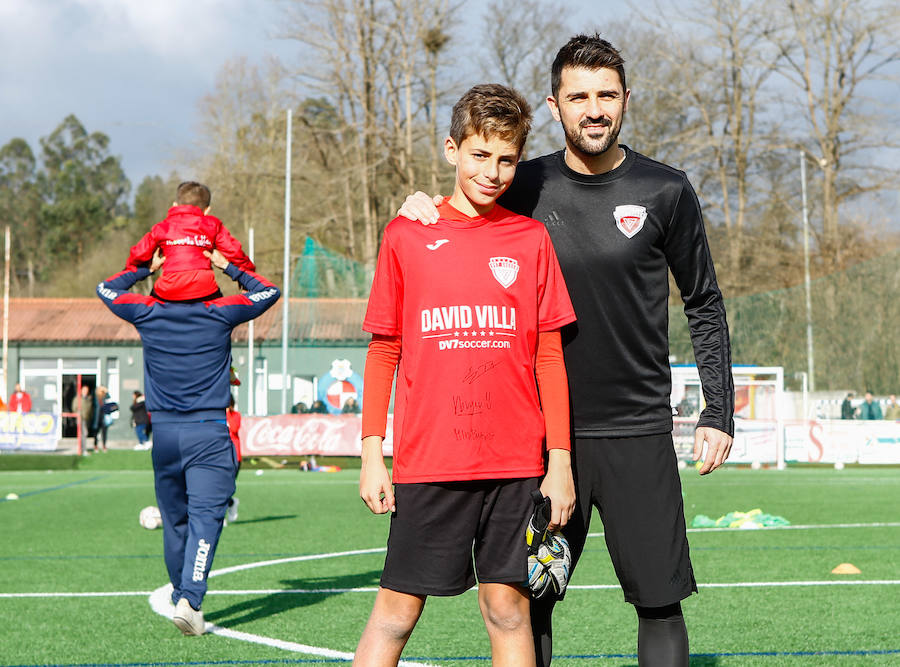 El jugador asturiano David Villa compartió entrenamiento en Llanera con los chavales del campus de invierno DV7 que organiza.