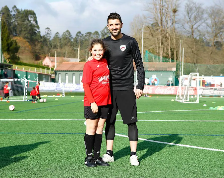 El jugador asturiano David Villa compartió entrenamiento en Llanera con los chavales del campus de invierno DV7 que organiza.