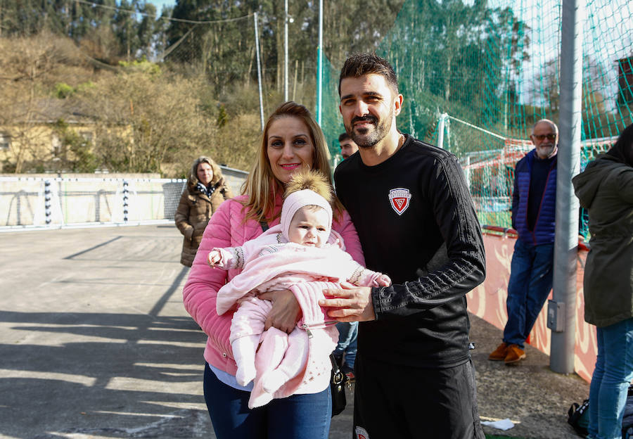 El jugador asturiano David Villa compartió entrenamiento en Llanera con los chavales del campus de invierno DV7 que organiza.