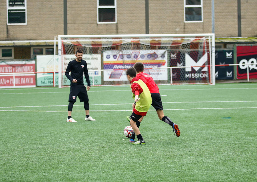 El jugador asturiano David Villa compartió entrenamiento en Llanera con los chavales del campus de invierno DV7 que organiza.