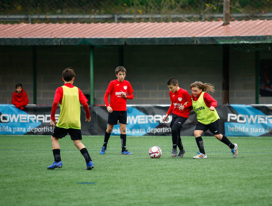 El jugador asturiano David Villa compartió entrenamiento en Llanera con los chavales del campus de invierno DV7 que organiza.