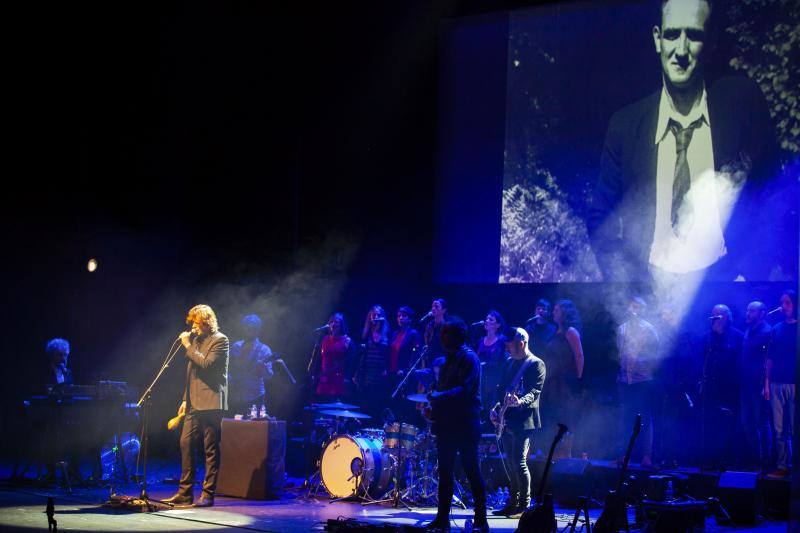 El artista gijonés se robó los aplausos de un prácticamente lleno Teatro de la Laboral. Nacho Vegas alternó su lado social con su vertiente personal.