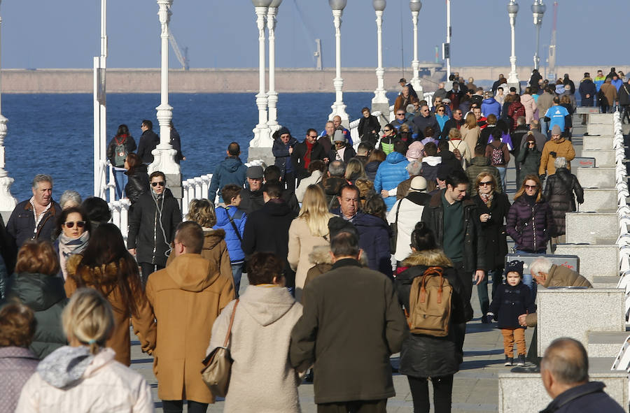 A pesar del frío, los gijoneses no han desperdiciado la oportunidad de disfrutar de la ausencia de nubes, ya sea paseando, en bicicleta o corriendo.
