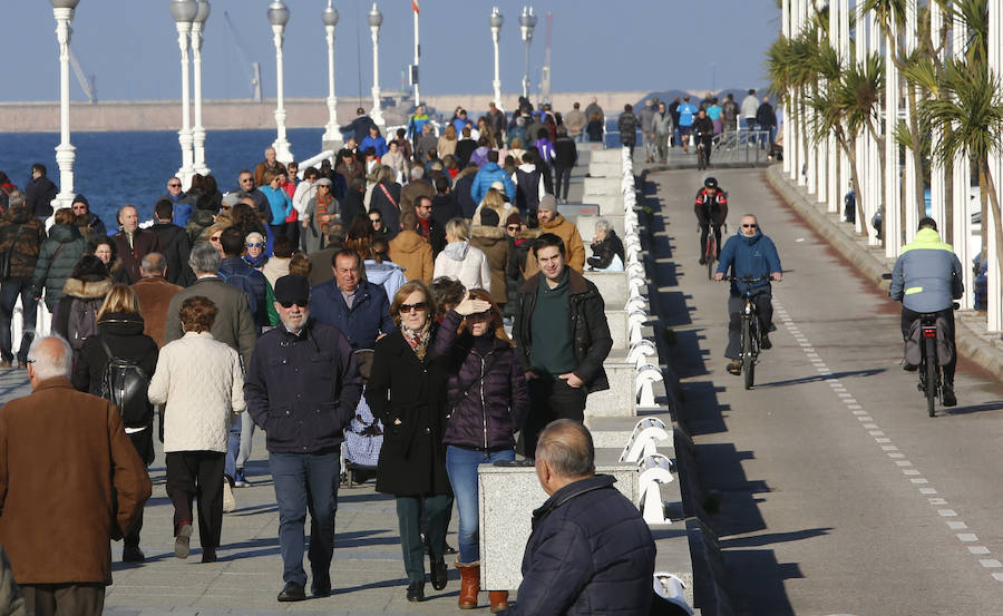A pesar del frío, los gijoneses no han desperdiciado la oportunidad de disfrutar de la ausencia de nubes, ya sea paseando, en bicicleta o corriendo.