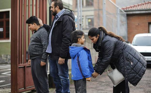 Jaime y Esperanza Jiménez acompañan a sus hijos, Manuel y José, al colegio Teodoro Cuesta.