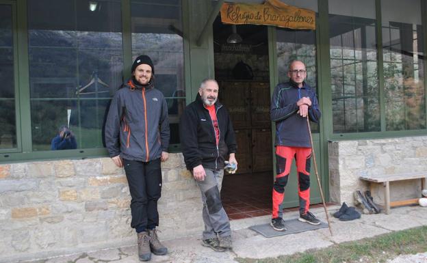 Un huésped, junto a los guardeses, José Manuel Prado y Juan Sandes.