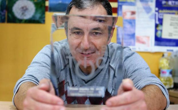 Nacho Fernández Roza posa con el Premio Impulso TIC en el telecentro de Sariego. 