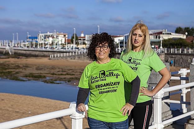 Pilar Cazorla y Laureana García, en el Muro de San Lorenzo, en Gijón. 