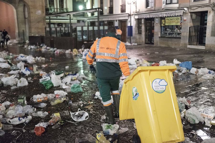 Incontables bolsas, botellas y restos de bebida dibujaban una fotografía difícil de aceptar si se tienen en cuenta las innumerables campañas para fomentar el que cada persona recoja sus propios residuos