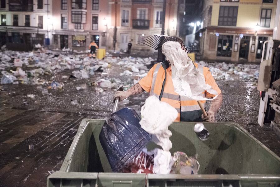 Incontables bolsas, botellas y restos de bebida dibujaban una fotografía difícil de aceptar si se tienen en cuenta las innumerables campañas para fomentar el que cada persona recoja sus propios residuos