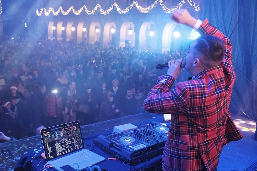 Centenares de gijoneses llenaron la plaza del ayuntamiento para celebrar la nochevieja