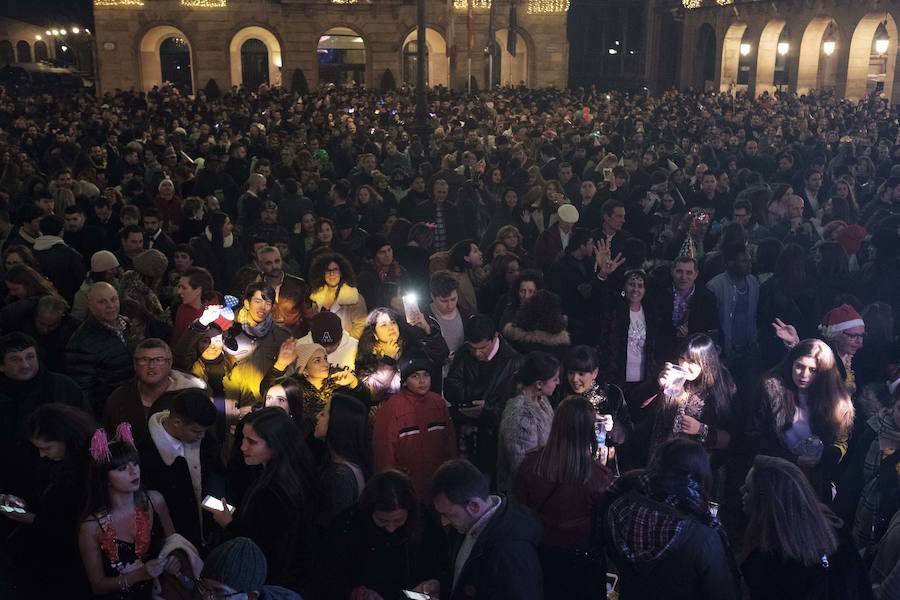 Centenares de gijoneses llenaron la plaza del ayuntamiento para celebrar la nochevieja