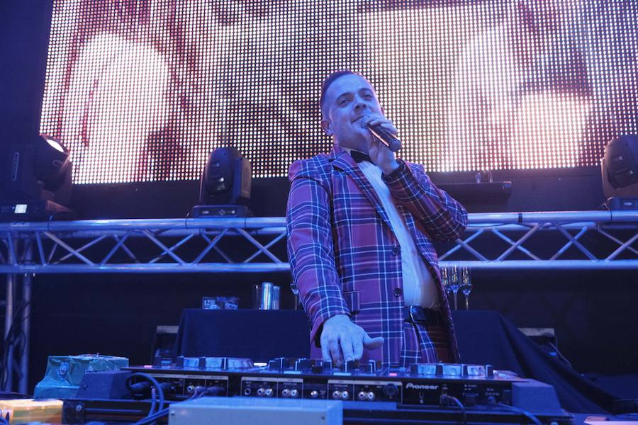 Centenares de gijoneses llenaron la plaza del ayuntamiento para celebrar la nochevieja