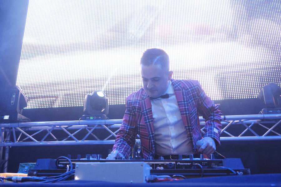 Centenares de gijoneses llenaron la plaza del ayuntamiento para celebrar la nochevieja