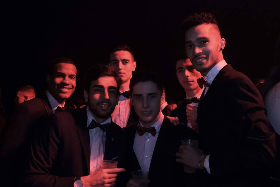 Centenares de gijoneses llenaron la plaza del ayuntamiento para celebrar la nochevieja