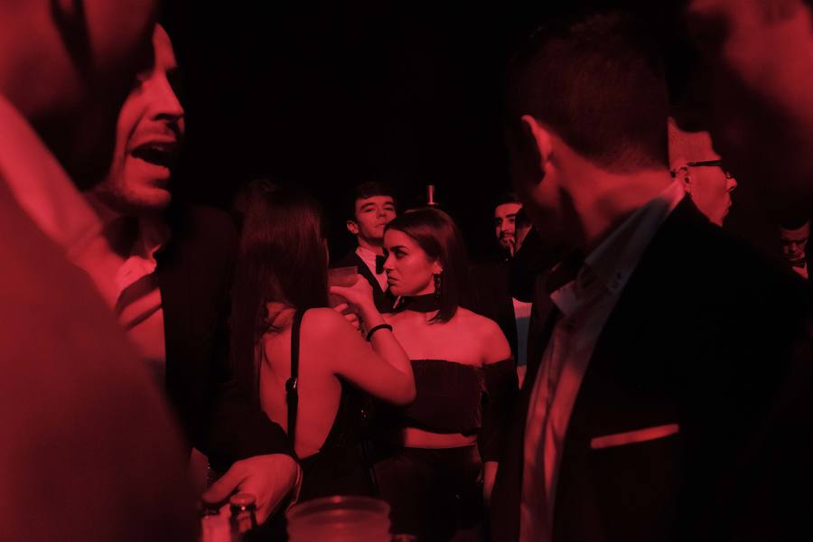 Centenares de gijoneses llenaron la plaza del ayuntamiento para celebrar la nochevieja