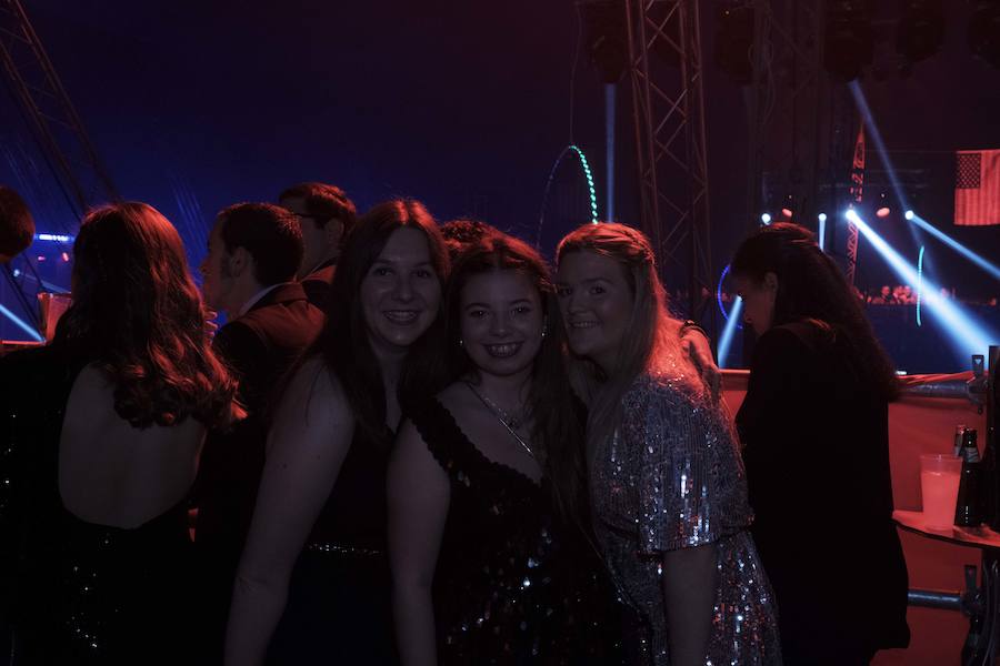 Centenares de gijoneses llenaron la plaza del ayuntamiento para celebrar la nochevieja