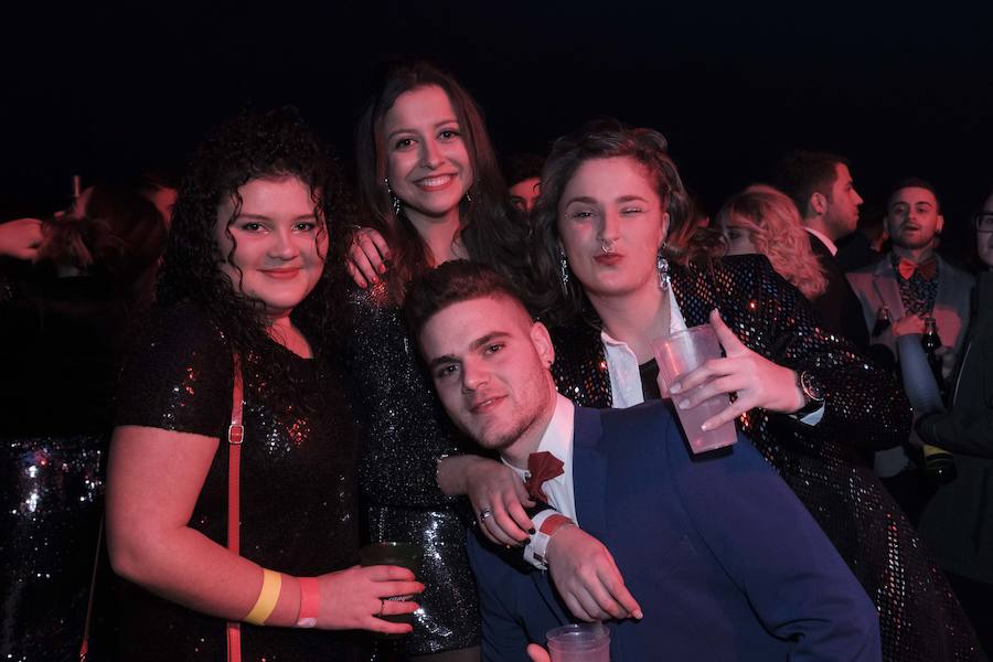 Centenares de gijoneses llenaron la plaza del ayuntamiento para celebrar la nochevieja