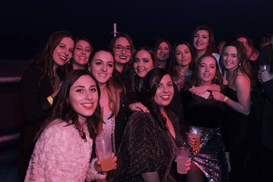 Centenares de gijoneses llenaron la plaza del ayuntamiento para celebrar la nochevieja