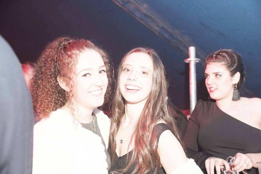 Centenares de gijoneses llenaron la plaza del ayuntamiento para celebrar la nochevieja