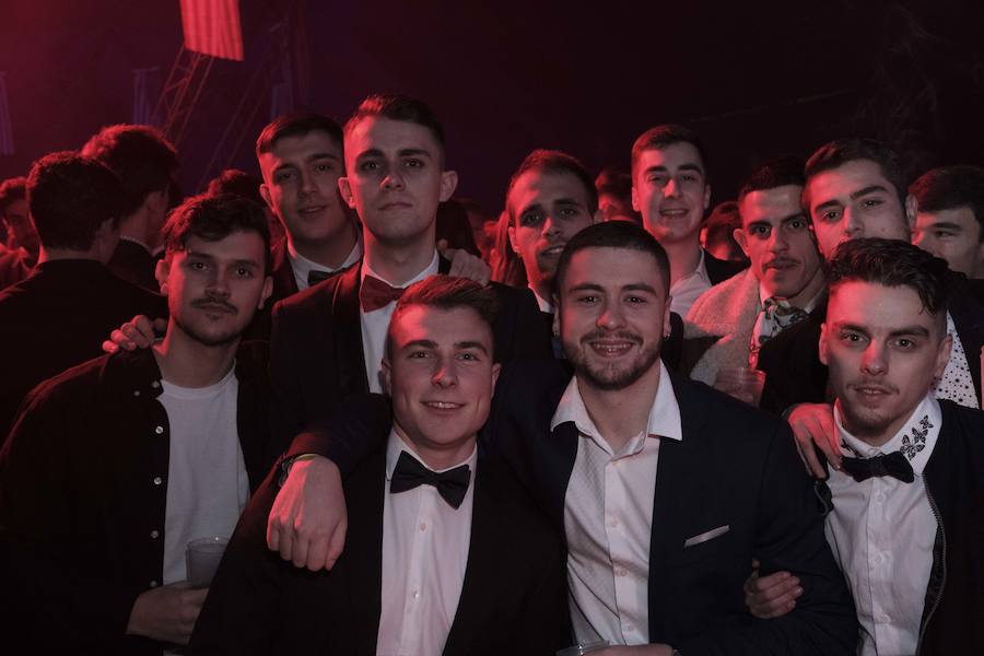 Centenares de gijoneses llenaron la plaza del ayuntamiento para celebrar la nochevieja