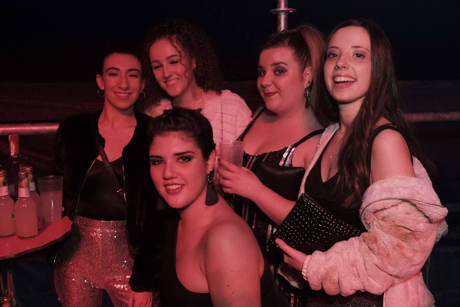 Centenares de gijoneses llenaron la plaza del ayuntamiento para celebrar la nochevieja