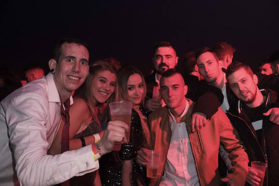 Centenares de gijoneses llenaron la plaza del ayuntamiento para celebrar la nochevieja