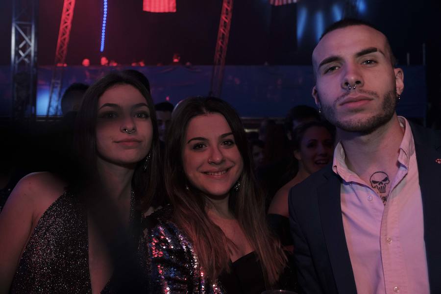 Centenares de gijoneses llenaron la plaza del ayuntamiento para celebrar la nochevieja