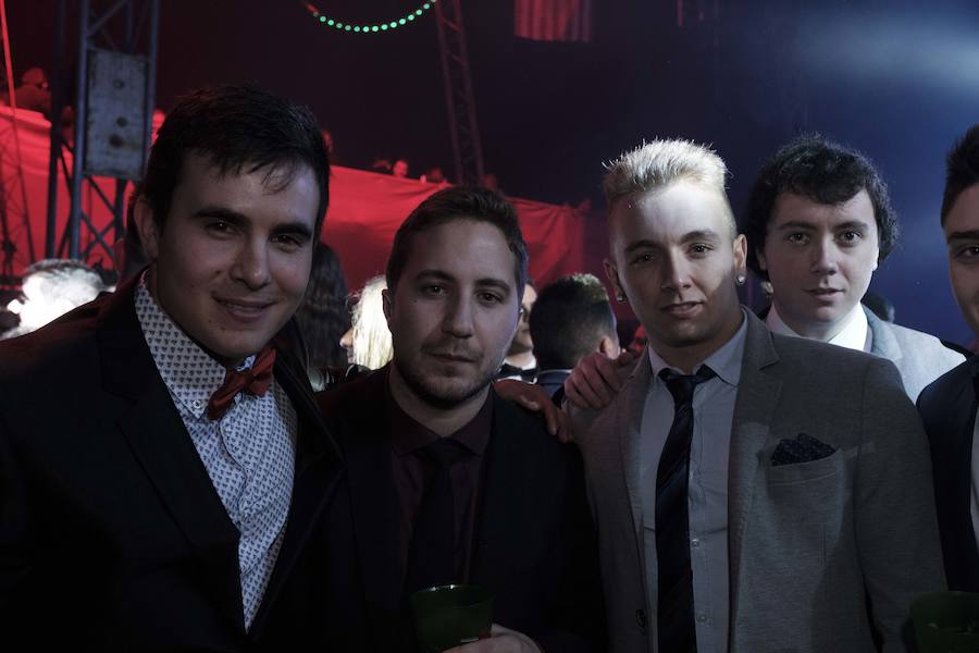 Centenares de gijoneses llenaron la plaza del ayuntamiento para celebrar la nochevieja