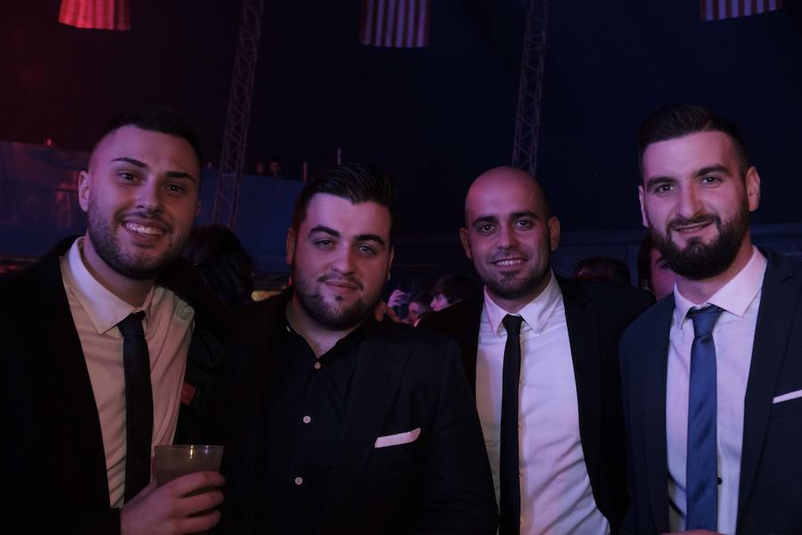 Centenares de gijoneses llenaron la plaza del ayuntamiento para celebrar la nochevieja