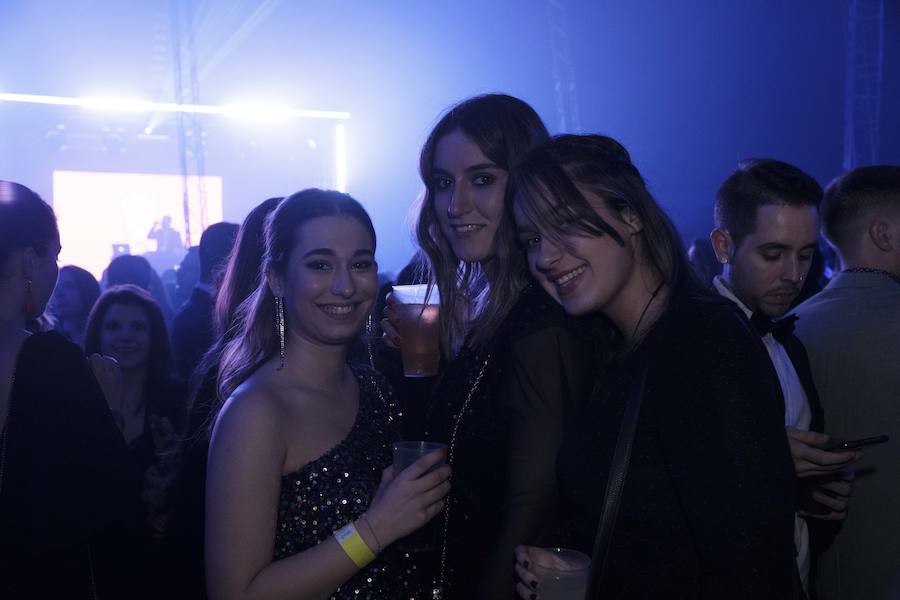 Centenares de gijoneses llenaron la plaza del ayuntamiento para celebrar la nochevieja