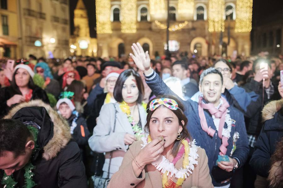 Centenares de gijoneses llenaron la plaza del ayuntamiento para celebrar la nochevieja