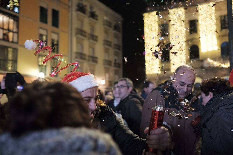 Centenares de gijoneses llenaron la plaza del ayuntamiento para celebrar la nochevieja