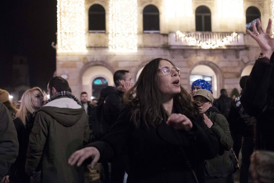Centenares de gijoneses llenaron la plaza del ayuntamiento para celebrar la nochevieja