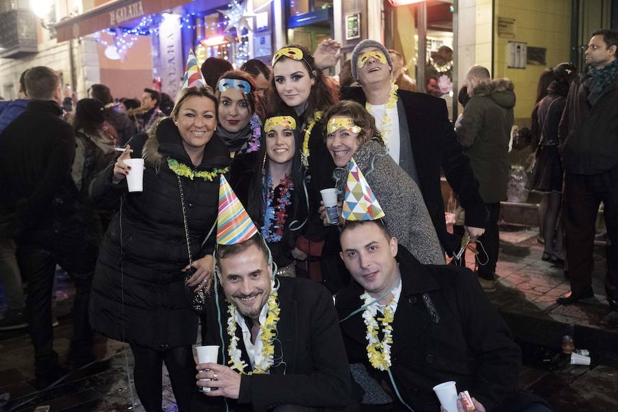 Centenares de gijoneses llenaron la plaza del ayuntamiento para celebrar la nochevieja