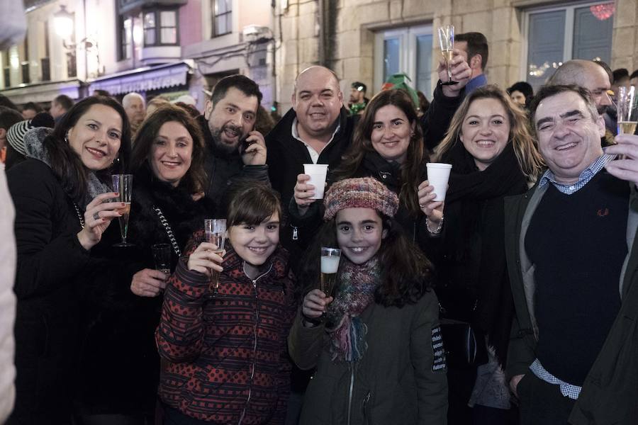 Centenares de gijoneses llenaron la plaza del ayuntamiento para celebrar la nochevieja