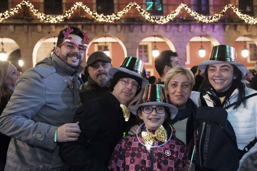 Centenares de gijoneses llenaron la plaza del ayuntamiento para celebrar la nochevieja