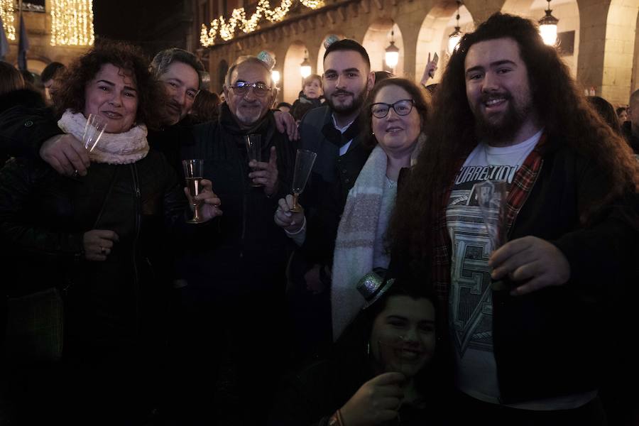 Centenares de gijoneses llenaron la plaza del ayuntamiento para celebrar la nochevieja