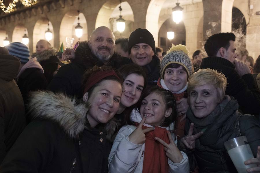 Centenares de gijoneses llenaron la plaza del ayuntamiento para celebrar la nochevieja