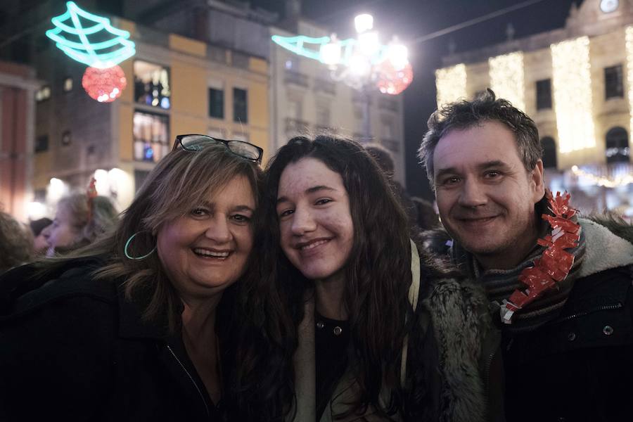 Centenares de gijoneses llenaron la plaza del ayuntamiento para celebrar la nochevieja