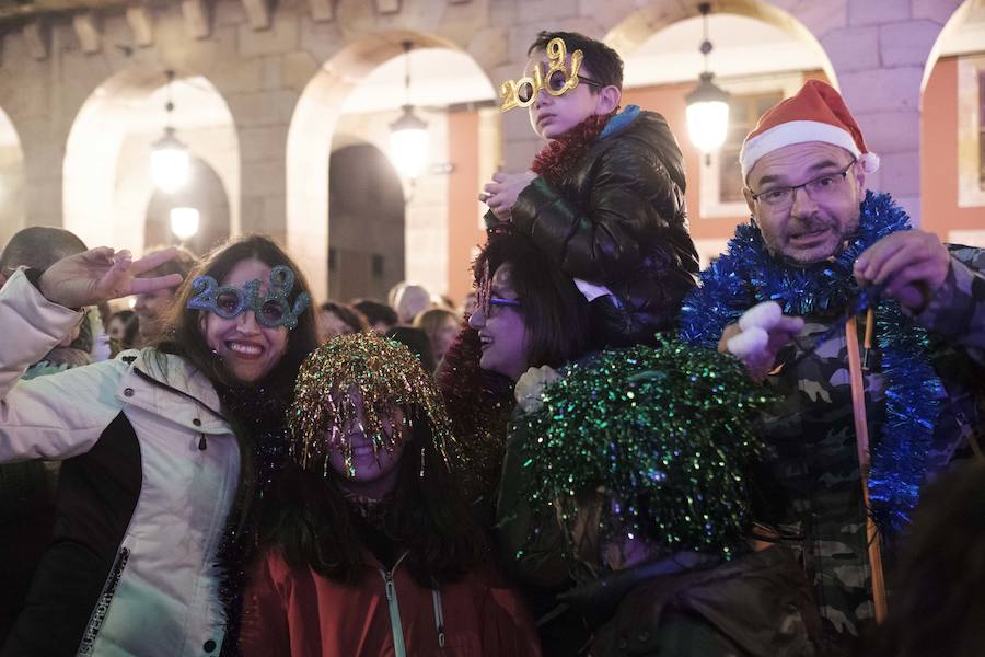 Centenares de gijoneses llenaron la plaza del ayuntamiento para celebrar la nochevieja