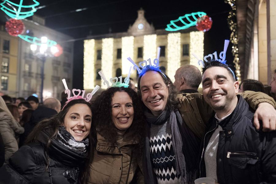 Centenares de gijoneses llenaron la plaza del ayuntamiento para celebrar la nochevieja
