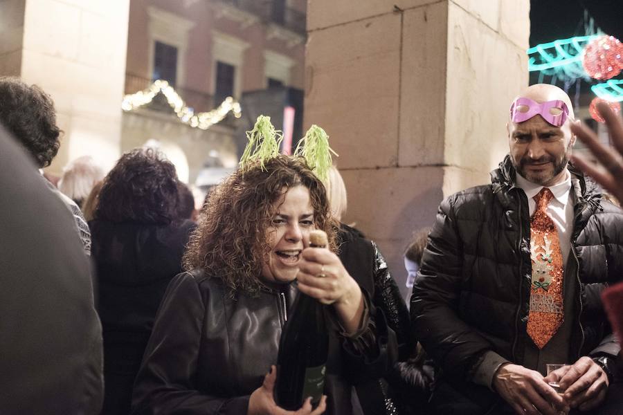 Centenares de gijoneses llenaron la plaza del ayuntamiento para celebrar la nochevieja
